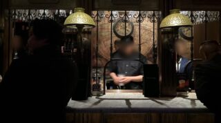 【香港穴場スポット】まるで英国の銀行のよう…!隠れ家大人Jazzバー「Maggie Choo’s」